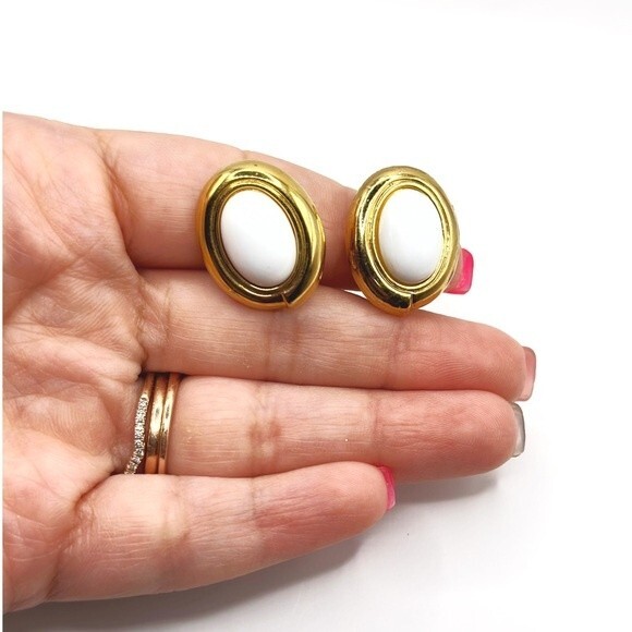 Vintage Signed Monet 80s White Chunky Bead Necklace Clip On Earrings - Picture 5 of 6